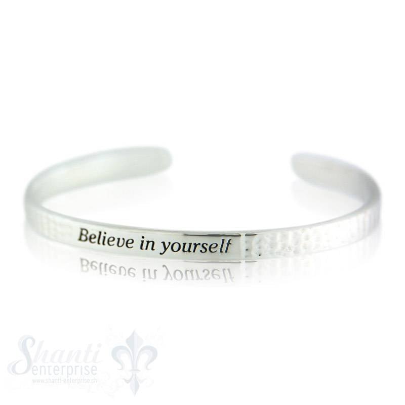 Si-Armspange:, flach gehämmert mit Spruch in der Mitte:"believe in yourself" 5 mm breit - Shanti Enterprise AG