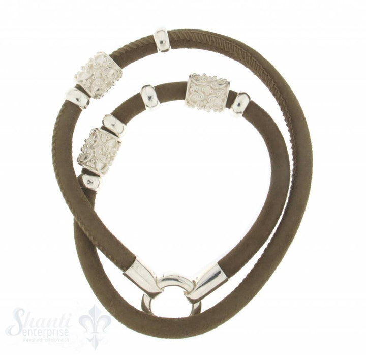 Wildlederarmband m. 9 Si-Teilen khaki D: 5 mm, L: 39 cm Klickschloss - Shanti Enterprise AG